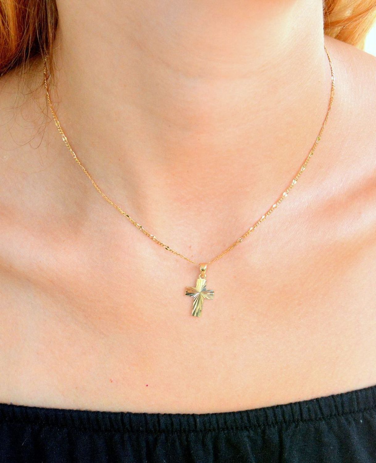 Złota zawieszka 375 krzyżyk z ozdobnym grawerowaniem ZA 3823 375. Złota zawieszka krzyżyk. Złoty krzyżyk damski, męski. Zawieszka krzyżyk z grawerowaniem. Złoty krzyżyk idealny na prezent (1).jpg